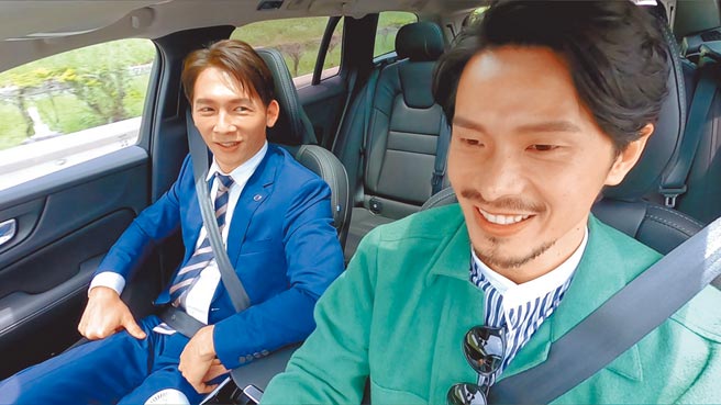 姚淳耀（右）笑認是馬路三寶，嚇壞坐在副駕的溫昇豪。（國際富豪汽車提供）