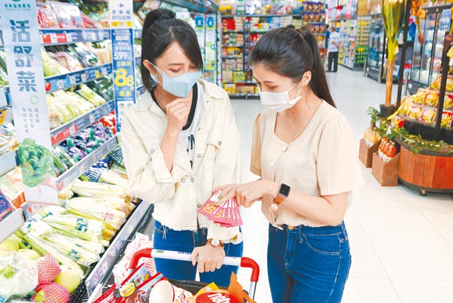 振兴五倍券将于周五开始发放，各大通路纷纷祭出加码好康，吸引民眾消费购物。（吴松瀚摄）