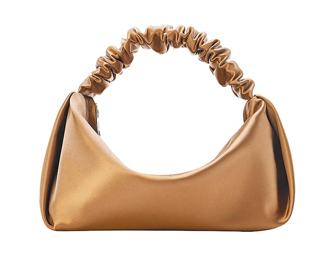 微风南山alexanderwang scrunchie缎面迷你包，1万1800元。（微风提供）