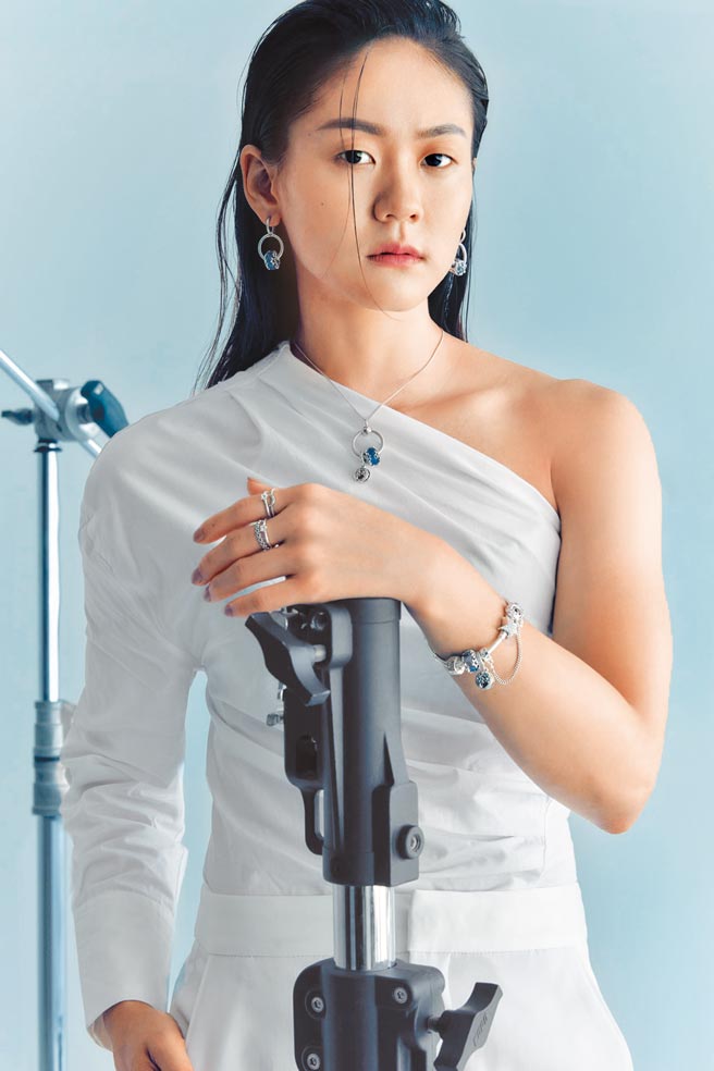 空手道奥运铜牌得主文姿云佩戴Pandora Moments星空珠宝，一圆摘星梦。（PANDORA提供）