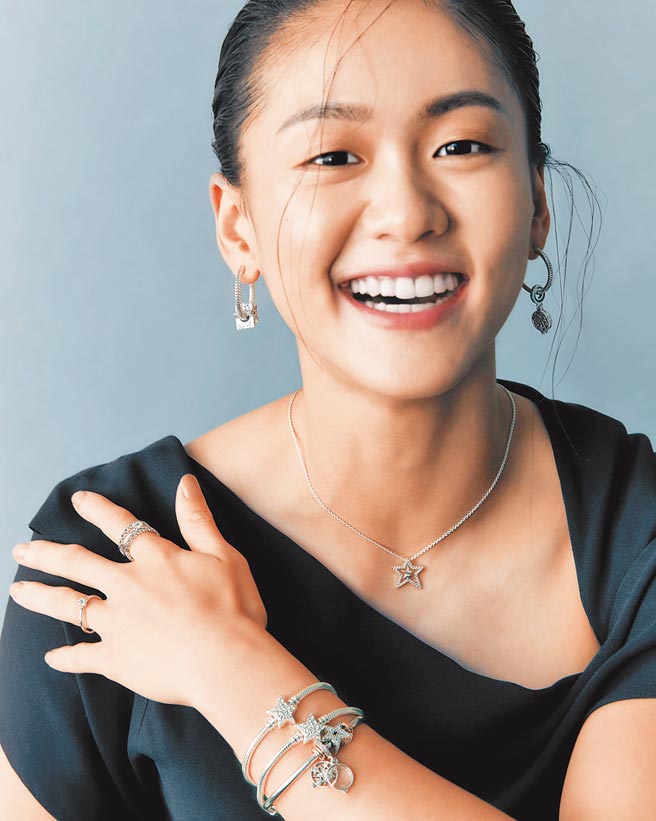空手道奥运铜牌得主文姿云佩戴Pandora Moments星空珠宝，一圆摘星梦。（PANDORA提供）