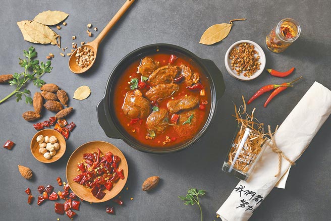 skm online独家门前隐味重庆飨念炖煮牛，每日限量，1570元。（新光三越提供）