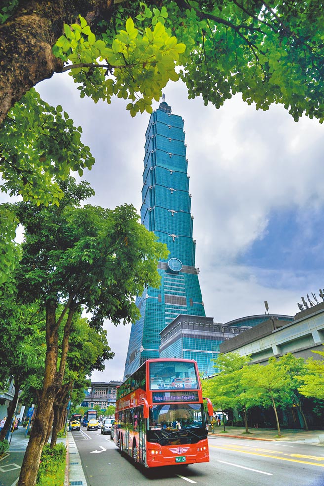 11月30日前买台北101观景台门票满300元，赠价值150元的双层观光巴士单次票券。（台北101提供）