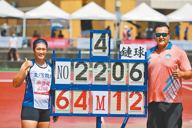 台湾体大余雅倩（左）在2021全大运以64公尺12双破全国及大会纪录，漂亮完成2连霸，教练张铭煌（右）与有荣焉。（成大提供）