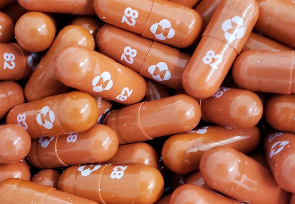 美国药厂默克新冠口服药「Molnupiravir」5天疗程要价将近2万台币，不过成本价实际上只要约台币500元，售价涨了40倍。（图／路透社）(photo:ChinaTimes)
