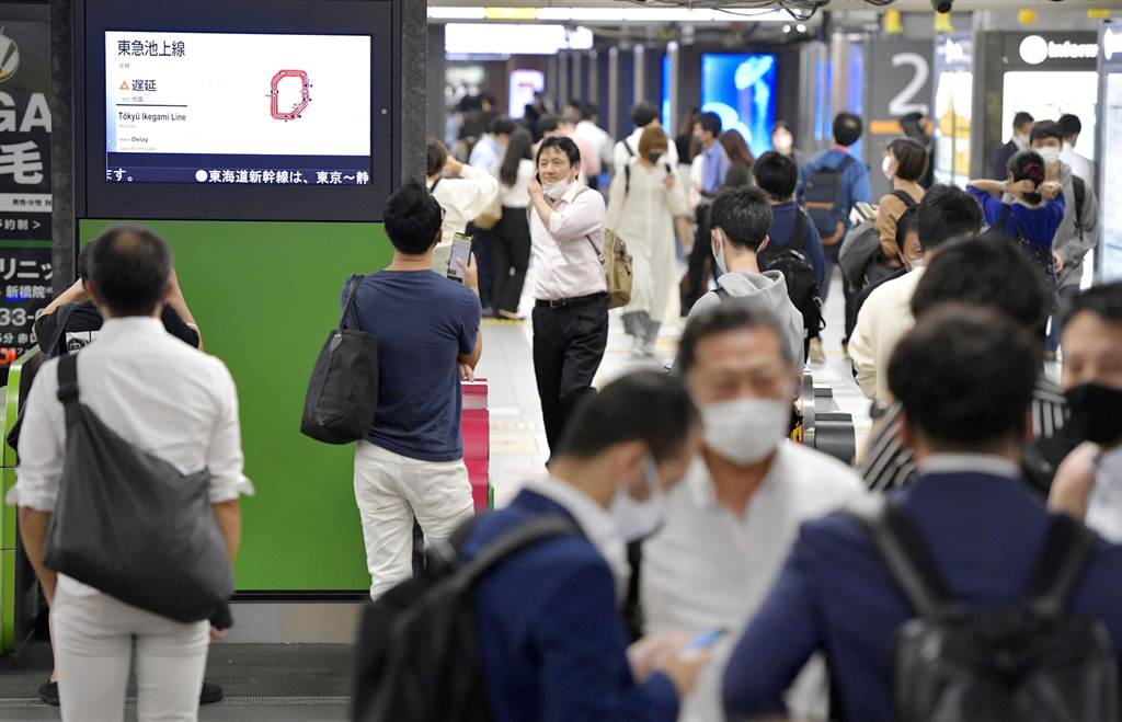 日本关东地区发生规模6.1的强震，由于许多电车停驶，民众只好在车站中等待。（图／路透社）(photo:ChinaTimes)