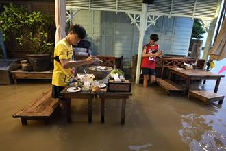 泰國中北部洪水侵襲  曼谷河岸社區警戒水位