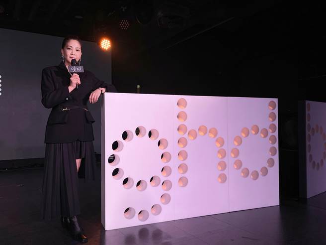 吴依霖首次独挑大梁当活动主持人。（喜鹊娱乐提供）