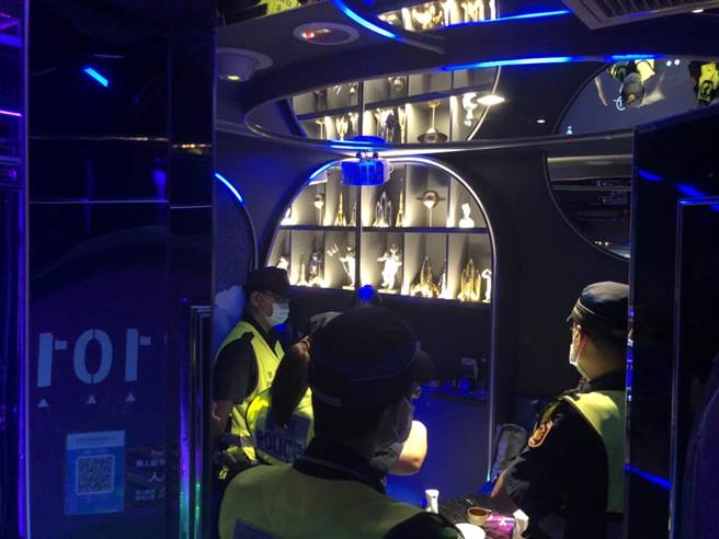 警方到KTV临检，清查顾客及工作人员身分。（翻摄照片／林郁平台北传真）