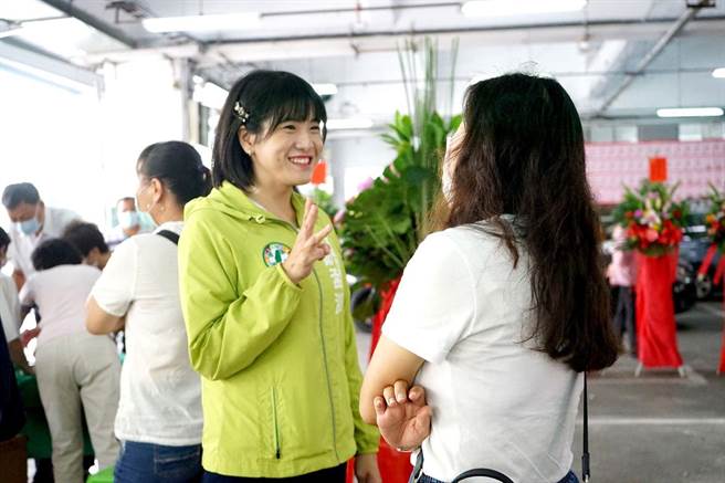 郑孟洳2020年9月曾在脸书PO文笑说，再次被问怎么瘦这么多，「手势是说已瘦了30公斤」。（图／摘自郑孟洳脸书）