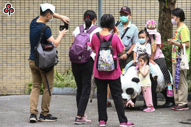 北市動物園、天文館、兒童新樂園取消預約制，圖為民眾日前至動物園遊玩。（本報資料照）