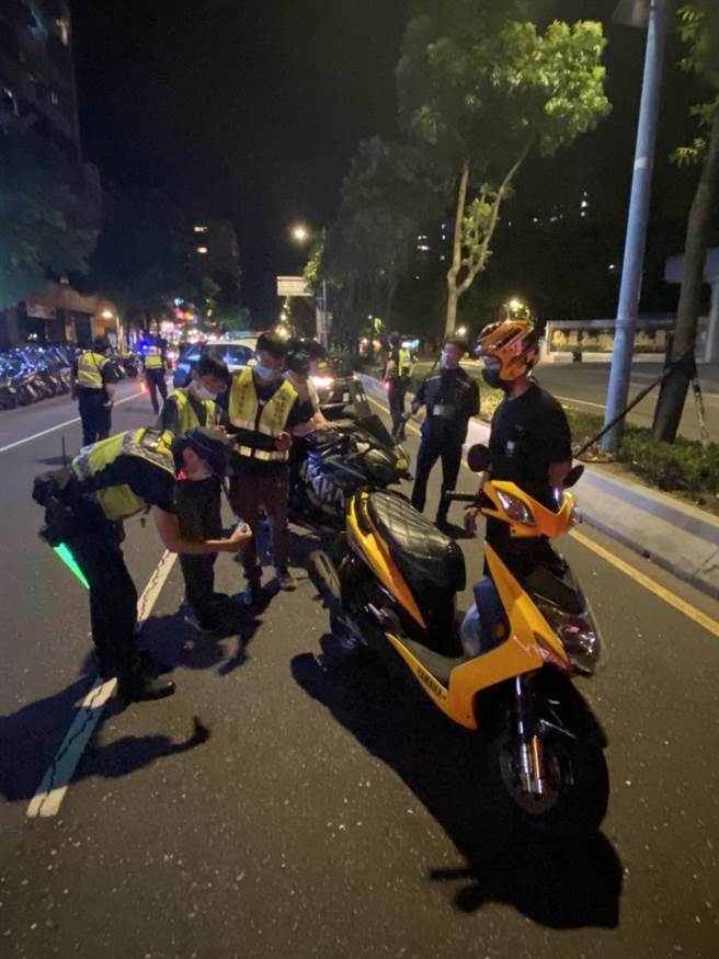 新北市金城青云路口、裕民路口改装车噪音频传，警方与环保局合作稽查，今年已查获千件。（警方提供）