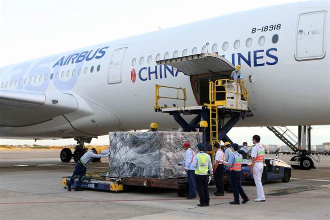 由慈济、台积电、永龄基金会合购的BNT疫苗近期陆续到货，10月7、8日陆续有疫苗抵台，预计有160至180万剂。7日清晨抵台的BNT疫苗由华航CI62航班载运，班机于清晨5点34分运抵桃园国际机场，共有三个货盘，地勤人员再卸货后，由海关完成机边验放通关程序，随即运送至冷储物流中心进行检验封缄作业，再由指挥中心统筹运用，提供民眾接种。（陈麒全摄）
