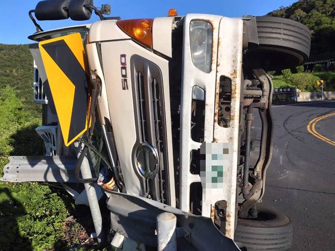 由何姓男子驾驶的大货车在行经北宜公路64K大弯道时，疑似因为失速而翻覆。（警方提供／胡健森宜兰传真）