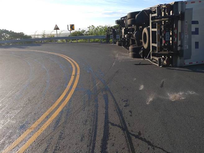  由何姓男子驾驶的大货车在行经北宜公路64K大弯道时，疑似因为失速而翻覆。（警方提供／胡健森宜兰传真）