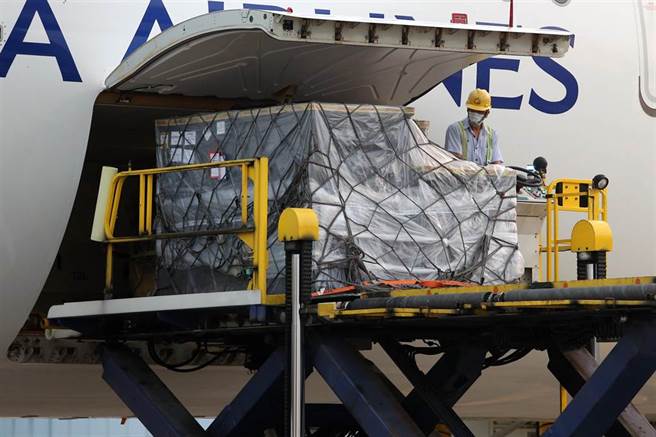 由慈济、台积电、永龄基金会合购的BNT疫苗近期陆续到货，10月7、8日陆续有疫苗抵台，预计有160至180万剂。7日清晨抵台的BNT疫苗由华航CI62航班载运，班机于清晨5点34分运抵桃园国际机场，共有三个货盘，地勤人员再卸货后，由海关完成机边验放通关程序，随即运送至冷储物流中心进行检验封缄作业，再由指挥中心统筹运用，提供民眾接种。（陈麒全摄）
