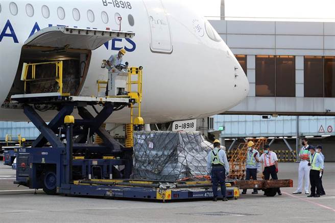 由慈济、台积电、永龄基金会合购的BNT疫苗近期陆续到货，10月7、8日陆续有疫苗抵台，预计有160至180万剂。7日清晨抵台的BNT疫苗由华航CI62航班载运，班机于清晨5点34分运抵桃园国际机场，共有三个货盘，地勤人员再卸货后，由海关完成机边验放通关程序，随即运送至冷储物流中心进行检验封缄作业，再由指挥中心统筹运用，提供民眾接种。（陈麒全摄）
