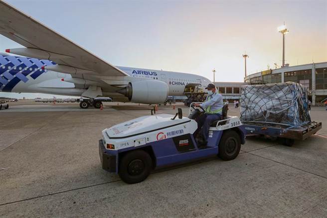 由慈济、台积电、永龄基金会合购的BNT疫苗近期陆续到货，10月7、8日陆续有疫苗抵台，预计有160至180万剂。7日清晨抵台的BNT疫苗由华航CI62航班载运，班机于清晨5点34分运抵桃园国际机场，共有三个货盘，地勤人员再卸货后，由海关完成机边验放通关程序，随即运送至冷储物流中心进行检验封缄作业，再由指挥中心统筹运用，提供民眾接种。（陈麒全摄）
