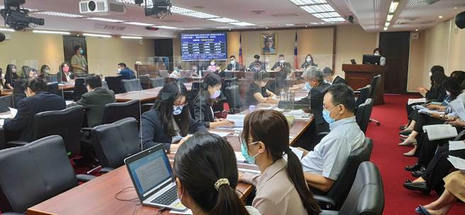 立法院社会福利及卫生环境委员会今天邀请劳动部针对「今年基本工资调整方向、配套措施、倘若提供补贴之财源及依据」专案报告。（林良齐摄）