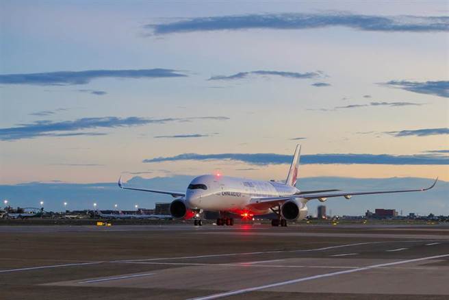 由慈济、台积电、永龄基金会合购的BNT疫苗近期陆续到货，10月7、8日陆续有疫苗抵台，预计有160至180万剂。7日清晨抵台的BNT疫苗由华航CI62航班载运，班机于清晨5点34分运抵桃园国际机场，共有三个货盘，地勤人员再卸货后，由海关完成机边验放通关程序，随即运送至冷储物流中心进行检验封缄作业，再由指挥中心统筹运用，提供民眾接种。（陈麒全摄）
