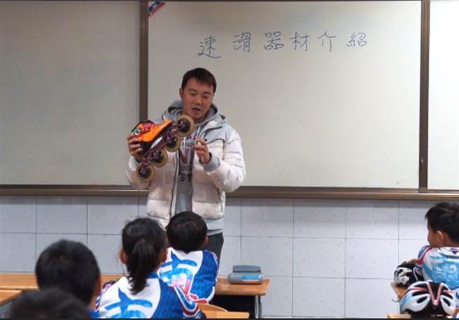 苏郡锋直排轮教学课程。(图／中新社提供)