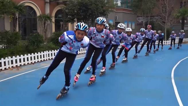 苏郡锋带领的南京直排轮队。(图／中新社提供)