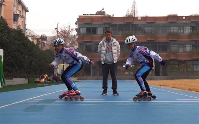 苏郡锋指导队员进行训练。(图／中新社提供)