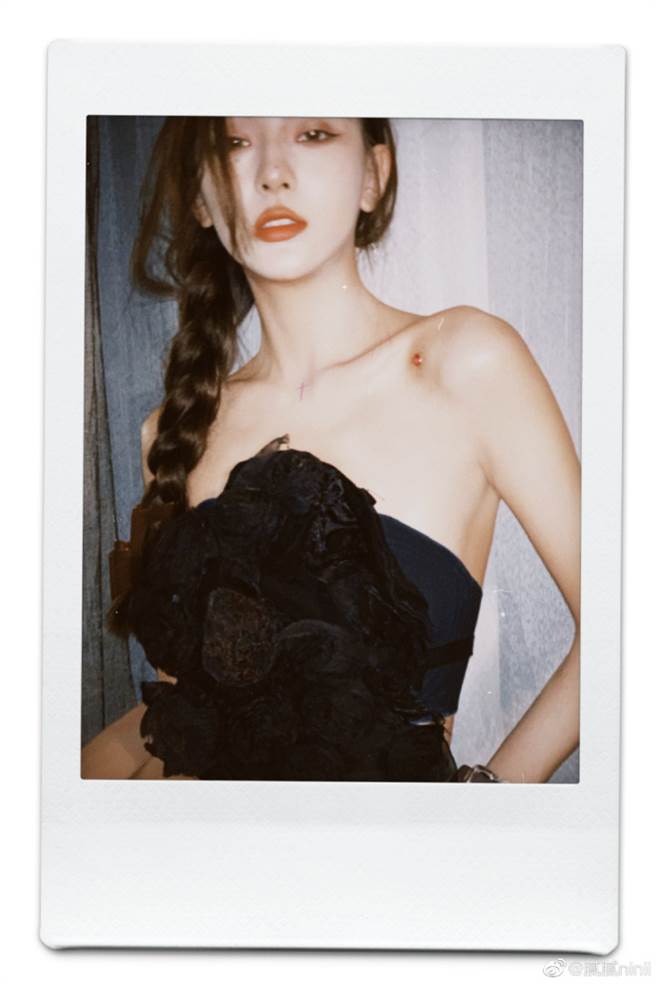 腻腻在锁骨下方镶钻。(图/翻摄自腻腻微博)