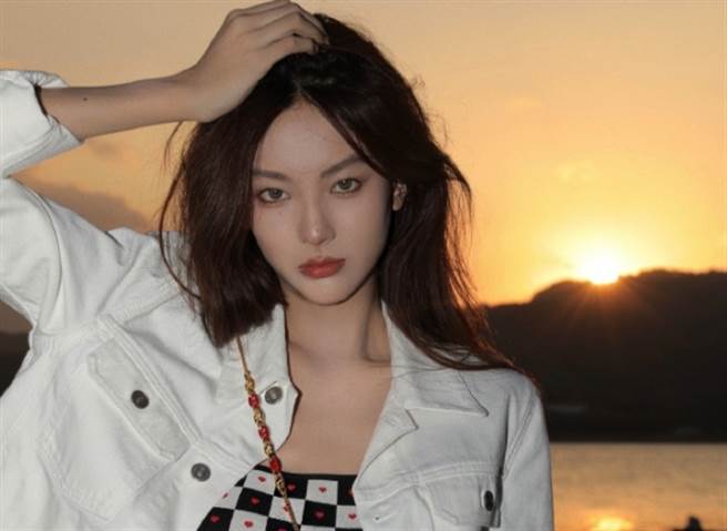 腻腻拥有精致脸蛋、骨感身材。(图/翻摄自腻腻微博)