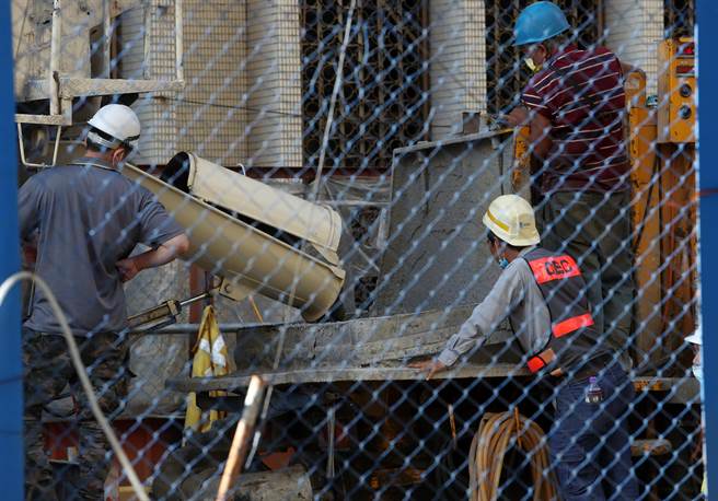 基本工资审议会将在明天召开，国发会副主委高仙桂今天在立院卫环委员会表示，近年来各国薪资成长趋缓，欧美及亚邻国家过去多以调升最低工资水准因应，疫情严重的日本及韩国今年已宣布调升基本工3％至5％。（示意图，刘宗龙摄）