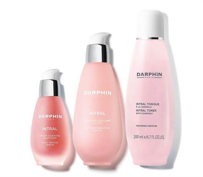 DARPHIN小清新粉红透亮组内含全效舒缓精华液50ml、 全效舒缓健康乳100ml、全效舒缓化妆水200ml，价值8317元，搭配活动加码赠价值2072元的芳香精露1.4ml x5。（DARPHIN提供）