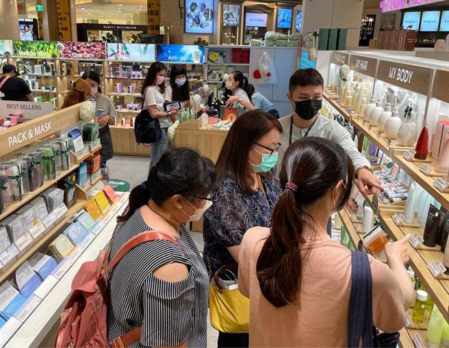 Big City远东巨城购物中心再推出全台独有「巨城巨无霸券」，全馆超过100家品牌上万件热门优惠商品，搭配五倍券使用享优惠，总价值超过3万元大方送。（图／远东巨城购物中心提供）