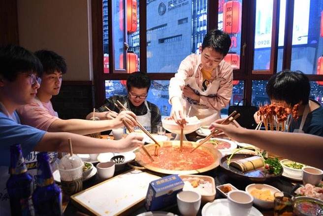 十一長假大陸逾七成民眾選擇微度假，火鍋成新寵。（中新社）