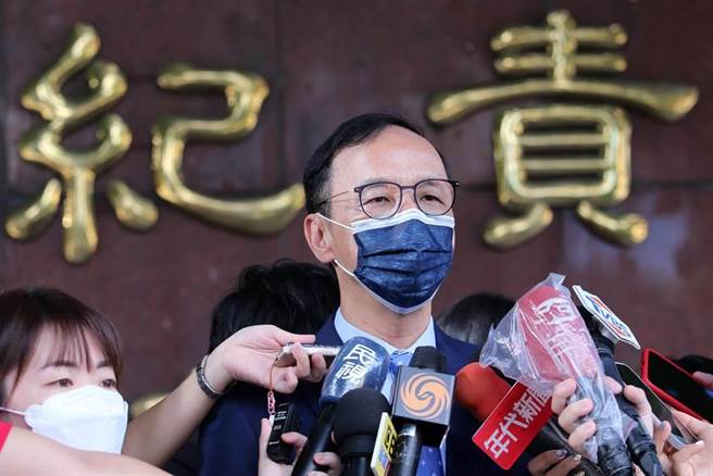 朱立伦要求蔡总统要为染疫病逝的800条人命道歉。（黄世麒摄）
