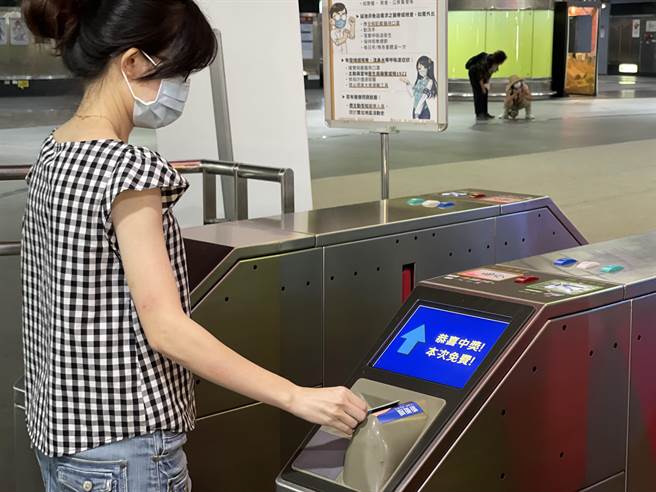 乘客搭捷运于闸门出站时，若听到「恭喜您，这趟搭乘免费！」的欢喜庆贺音效及闸门萤幕显示，最高可享当趟65元的车资免费。（高雄捷运公司提供／石秀华高雄传真）