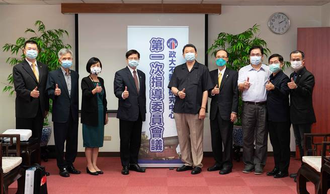 永庆房产集团携手政大成立《政治大学不动产研究中心》，赵怡副校长代表校方颁发聘书给内政部地政司王成机司长等指导委员。(图/永庆房屋提供)