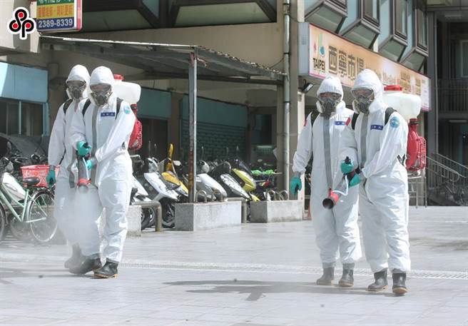 华航女机师染Delta，台北市居隔9人、扩大採检149人皆为阴性。图为清消示意图。（资料照）