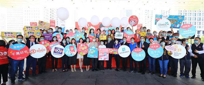 今年台中購物節市府推出超過3億元現金獎項、超過6萬個紅包，加上1戶千萬好宅，邀請全國民眾來台中，拿振興券消費，抽現金、抽好宅！（陳世宗攝）