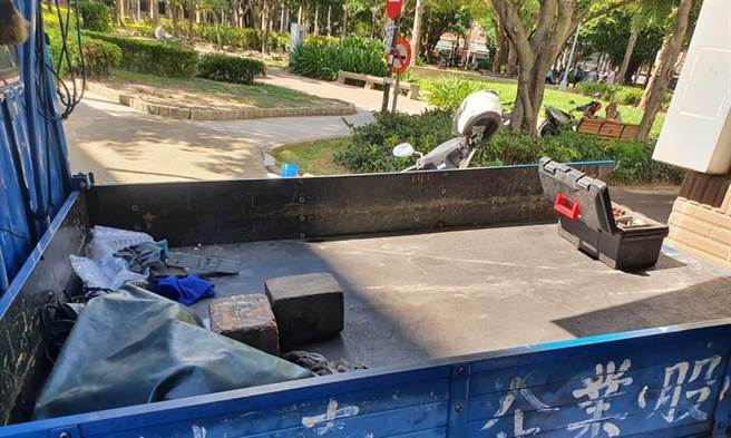 新庄某立体停车场维修保养，维修工遭配重块砸破头惨死。(叶书宏翻摄)