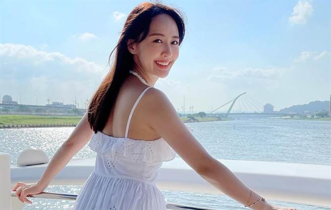 女星赖薇如因动腹腔镜手术，肚子留了三个伤口。（图／FB@赖薇如）