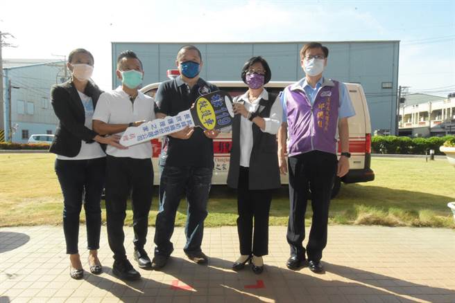 彰化县伸港乡长欣护理之家执行长周琨智、升峰纺织股份有限公司董事长周纮庆及研发组长周俐君，为延续母亲林淑瑛女士热心助人的遗愿，7日上午捐赠救护车1辆予彰化县消防局。（吴敏菁摄）