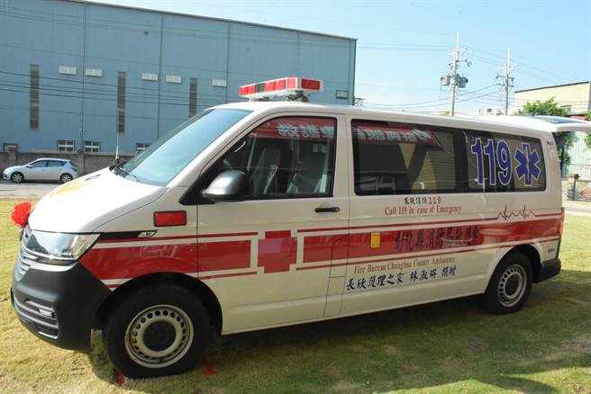 彰化县伸港乡长欣护理之家执行长周琨智、升峰纺织股份有限公司董事长周纮庆及研发组长周俐君，为延续母亲林淑瑛女士热心助人的遗愿，7日上午捐赠救护车1辆予彰化县消防局。（吴敏菁摄）