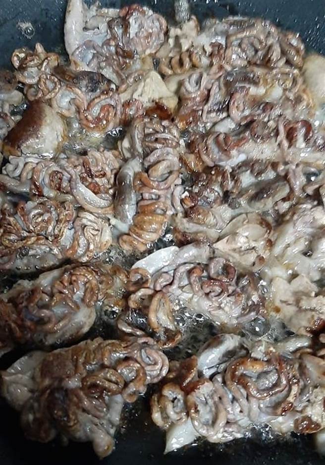 虱目鱼肠乍看超可怕，但不少老饕却大讚是人间美味。（图／翻摄自爆废公社公开版）