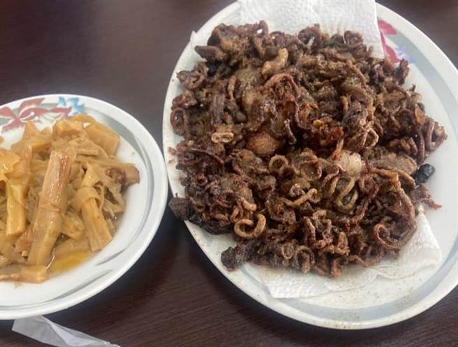 虱目鱼肠煎的脆脆的洒上胡椒盐，其实超下饭。（图／翻摄自爆废公社公开版）