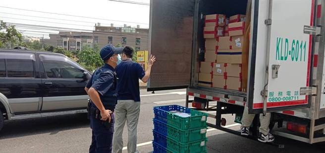 清水警分局編排警力今天與超商配送工作人員護送5倍券到轄區超商。（清水警分局提供／陳淑娥台中傳真）