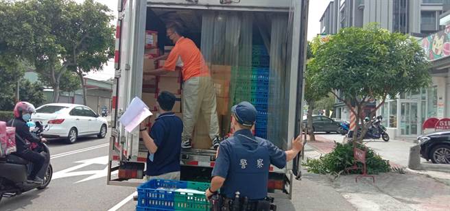 清水警分局編排警力今天與超商配送工作人員護送5倍券到轄區超商。（清水警分局提供／陳淑娥台中傳真）