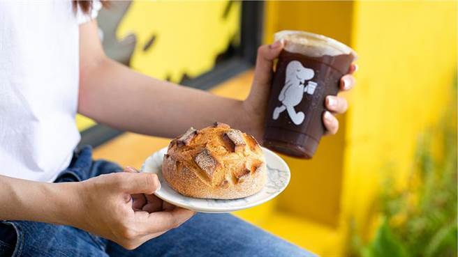 （为优化顾客餐饮验，cama cafe携手世界麵包大师赛冠军主厨王鹏杰合推6款与咖啡绝配的经典麵包，图为「高雄蜂巢欧式麵包」。图／cama cafe提供）