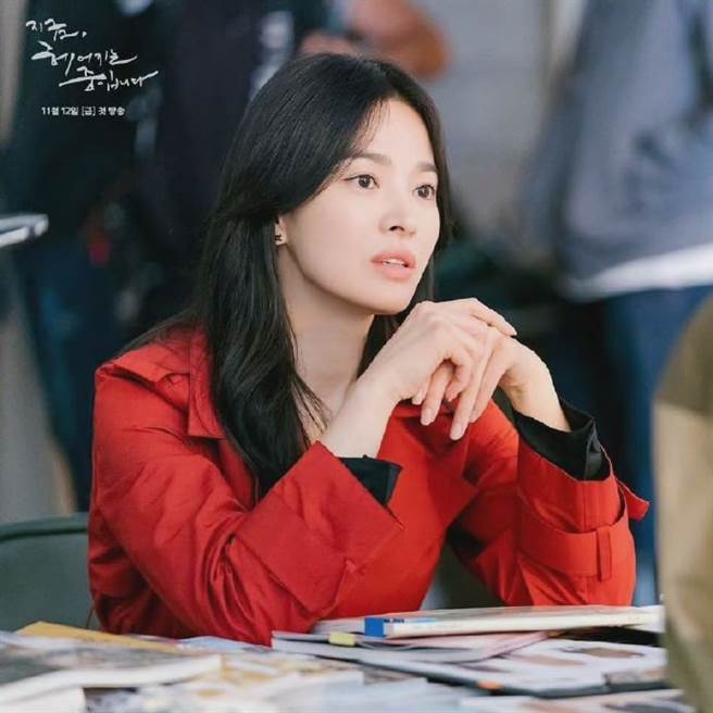 就算是侧脸的状态也无懈可击。(图/翻摄自IG)