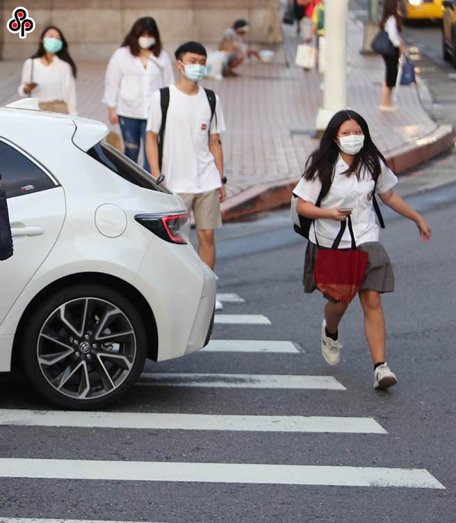 立法院初審通過《道安處罰條例》修正草案，民眾檢舉交通違規限縮危險駕駛、闖紅燈、違規停車、未禮讓行人等46項。（本報資料照）