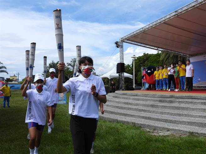 全国运动会圣火今抵达花莲县，由田径「跨栏女神」，同时也是今年东京奥运田径场上唯一的台湾女将谢喜恩担任火炬手接棒。（罗亦晽摄）